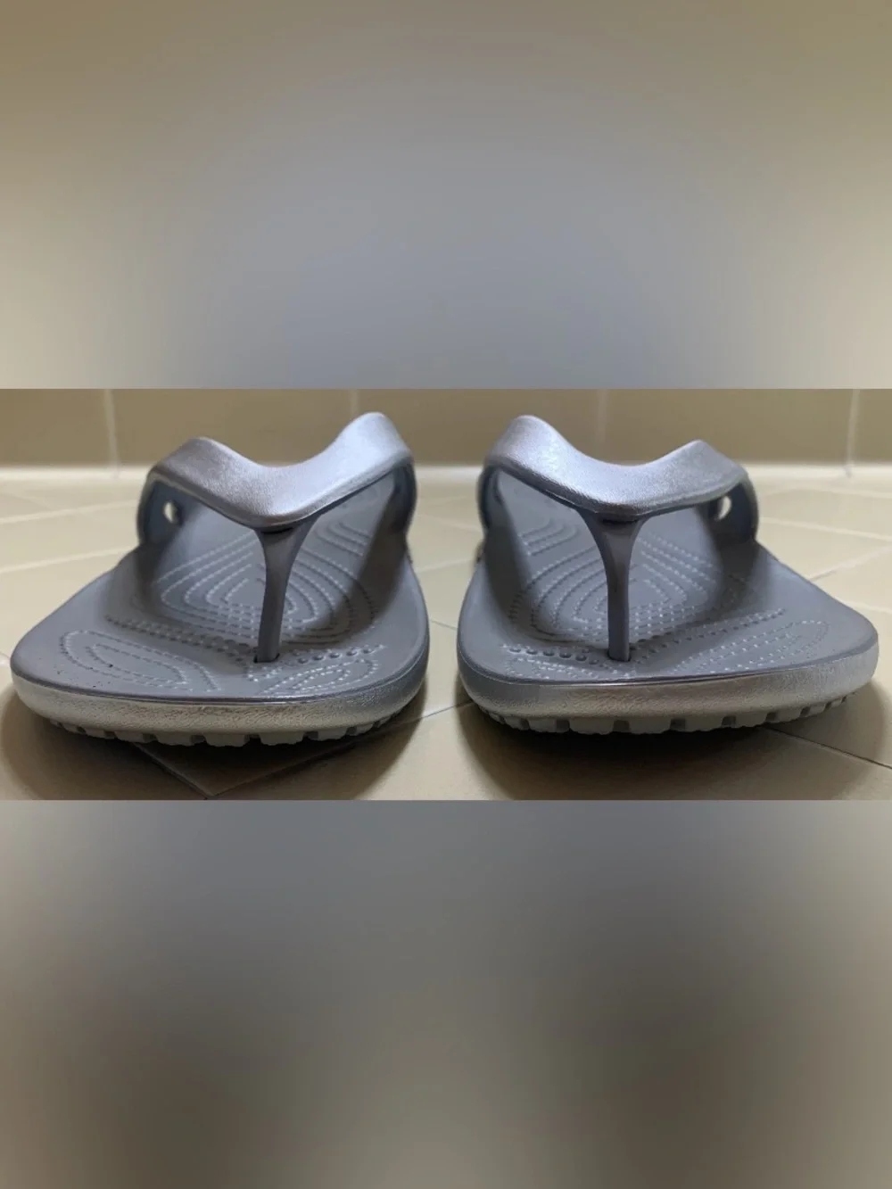 Crocs Kadee II Metallic Flip Flops Sandals Light Weight Silver Sz W10 NWOT